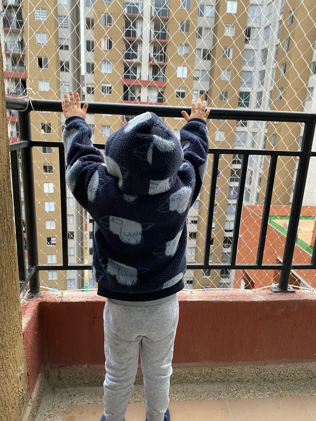 Instalación de malla de seguridad en balcones — trabajo real Entre Redes Colombia (9)