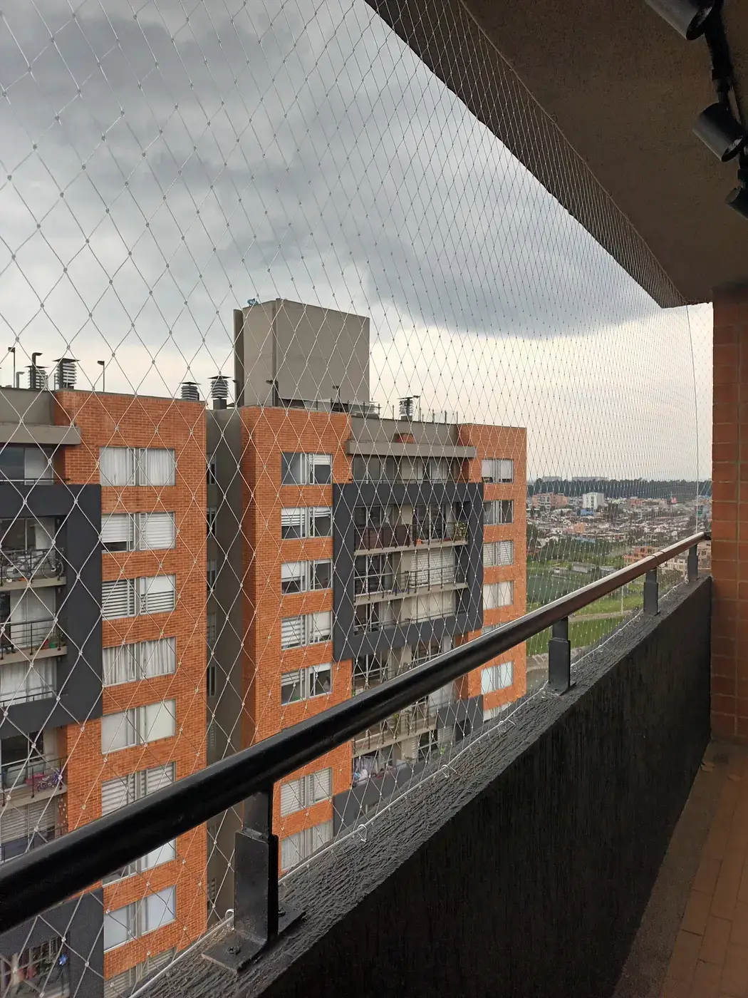 Instalación de malla de seguridad en balcones — trabajo real Entre Redes Colombia (1)