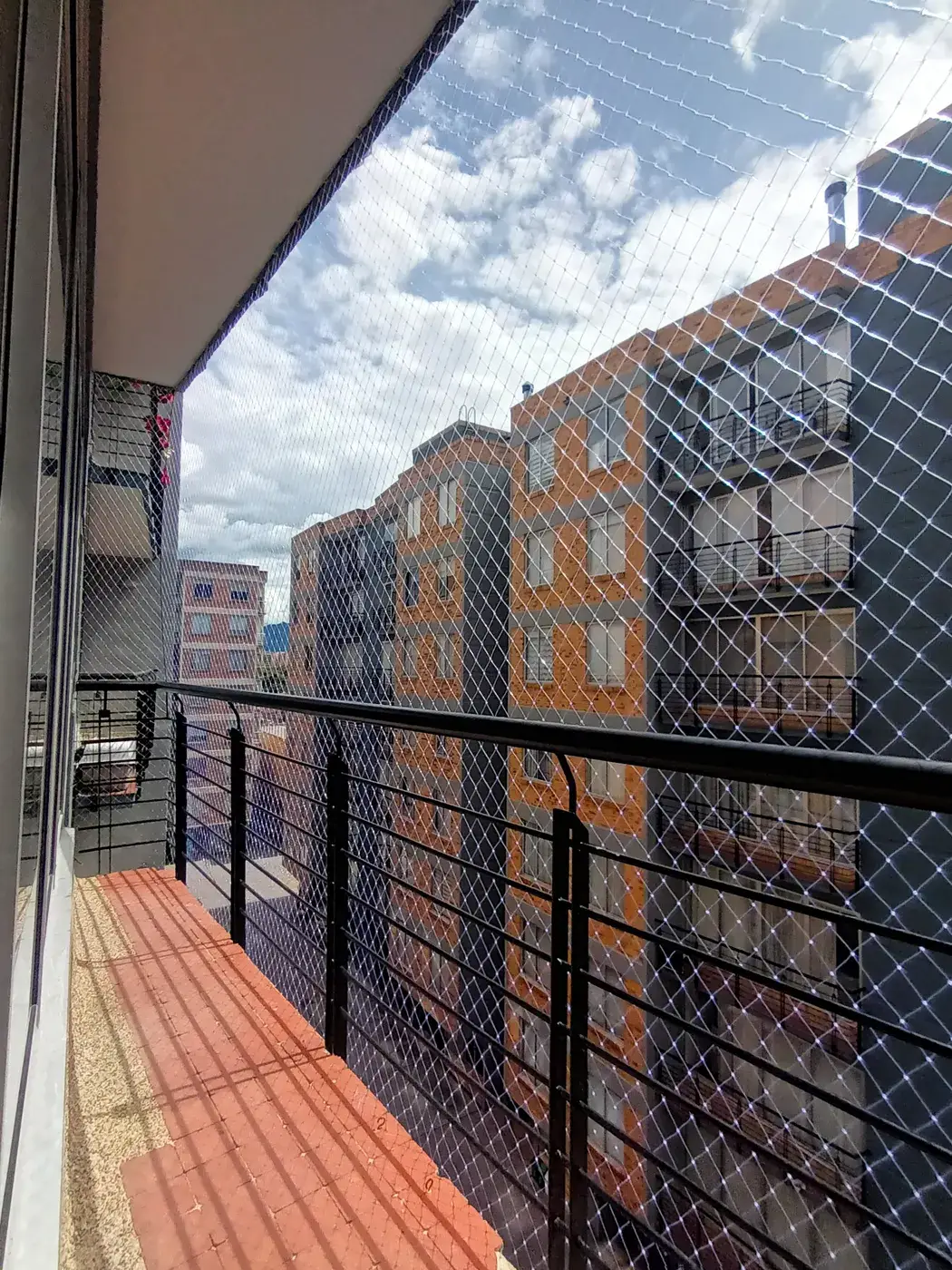 Instalación de malla de seguridad en balcones — trabajo real Entre Redes Colombia (2)
