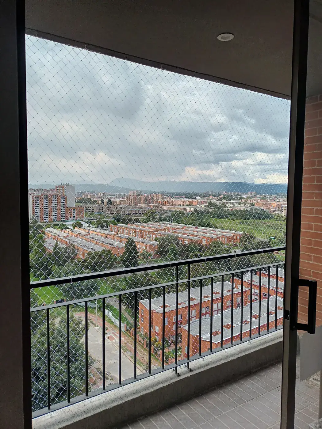 Instalación de malla de seguridad en balcones — trabajo real Entre Redes Colombia (3)