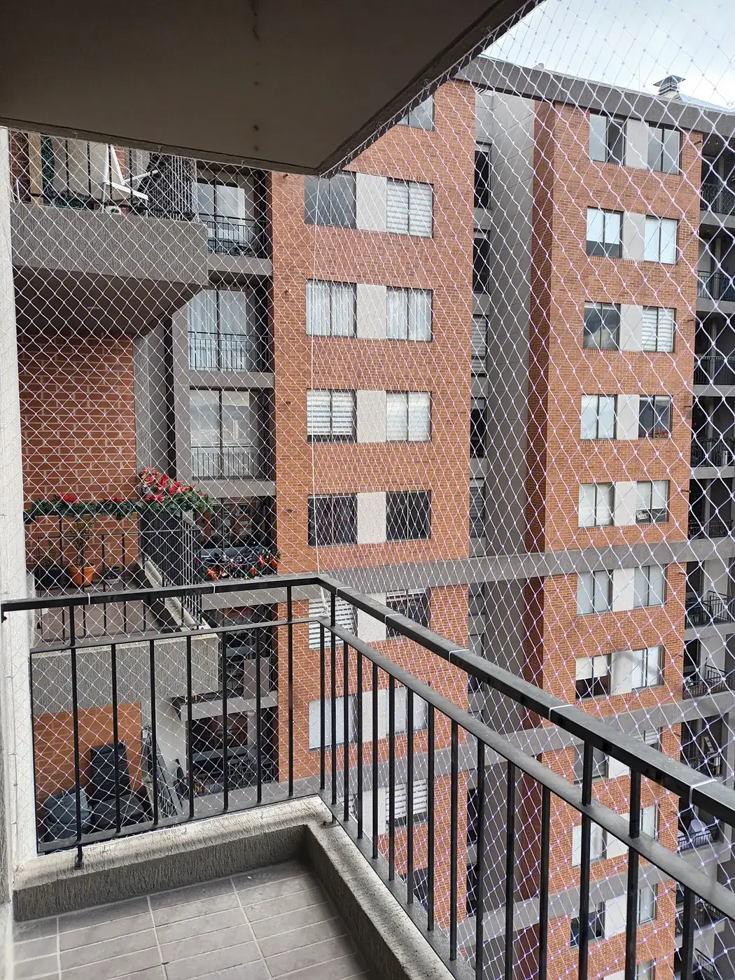 Instalación de malla de seguridad en balcones — trabajo real Entre Redes Colombia (4)