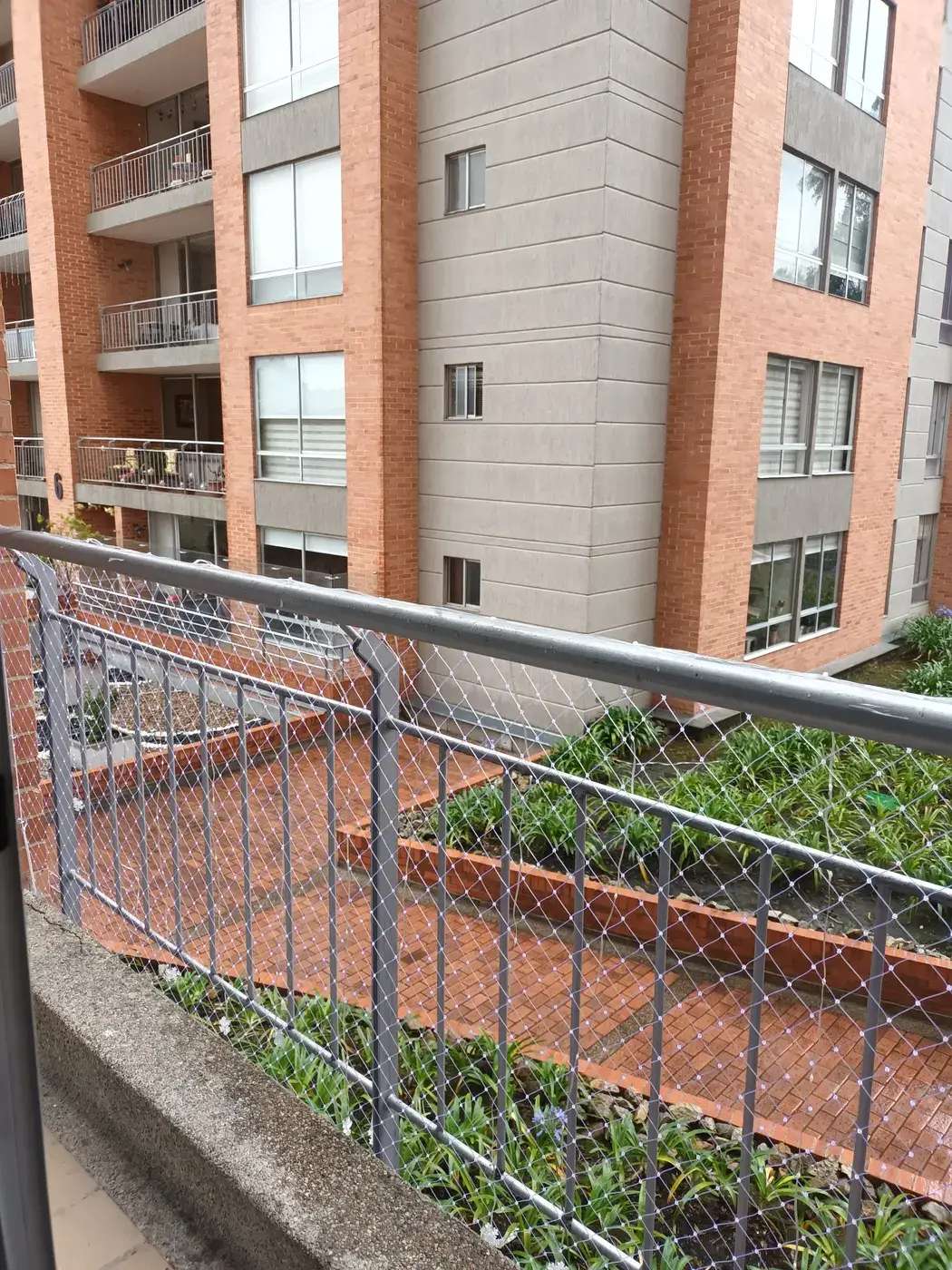 Instalación de malla de seguridad en balcones — trabajo real Entre Redes Colombia (5)