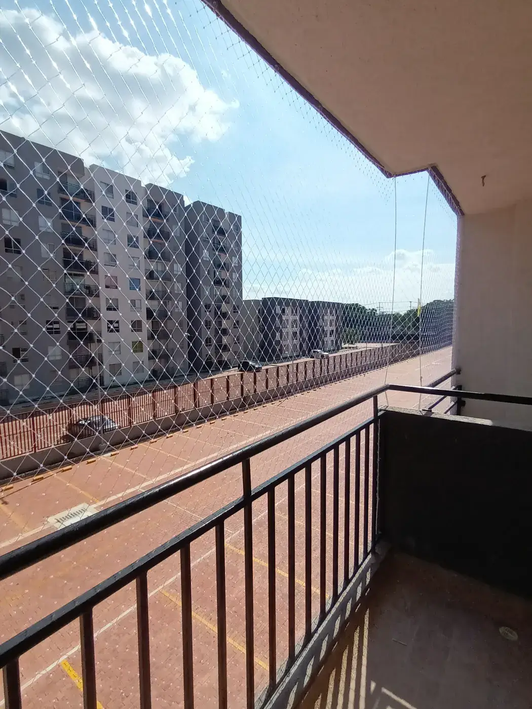 Instalación de malla de seguridad en balcones — trabajo real Entre Redes Colombia (6)