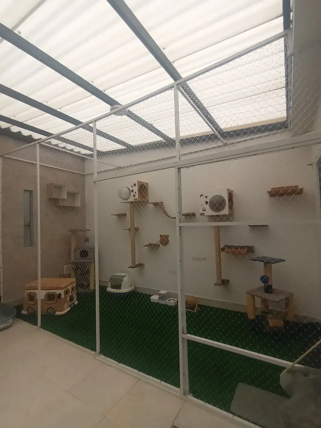 Instalación de malla de seguridad en estructuras metálicas — trabajo real Entre Redes Colombia (1)