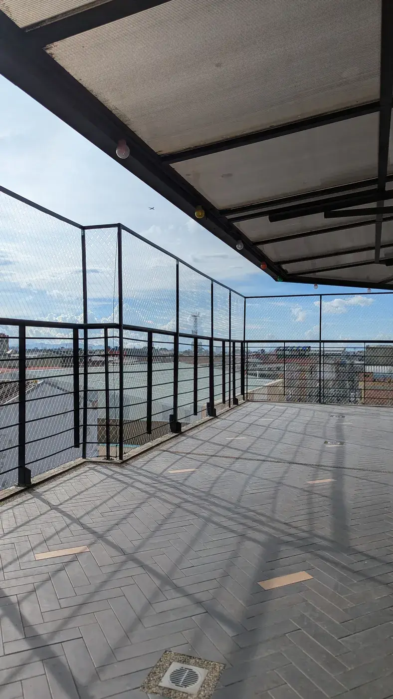 Instalación de malla de seguridad en estructuras metálicas — trabajo real Entre Redes Colombia (4)