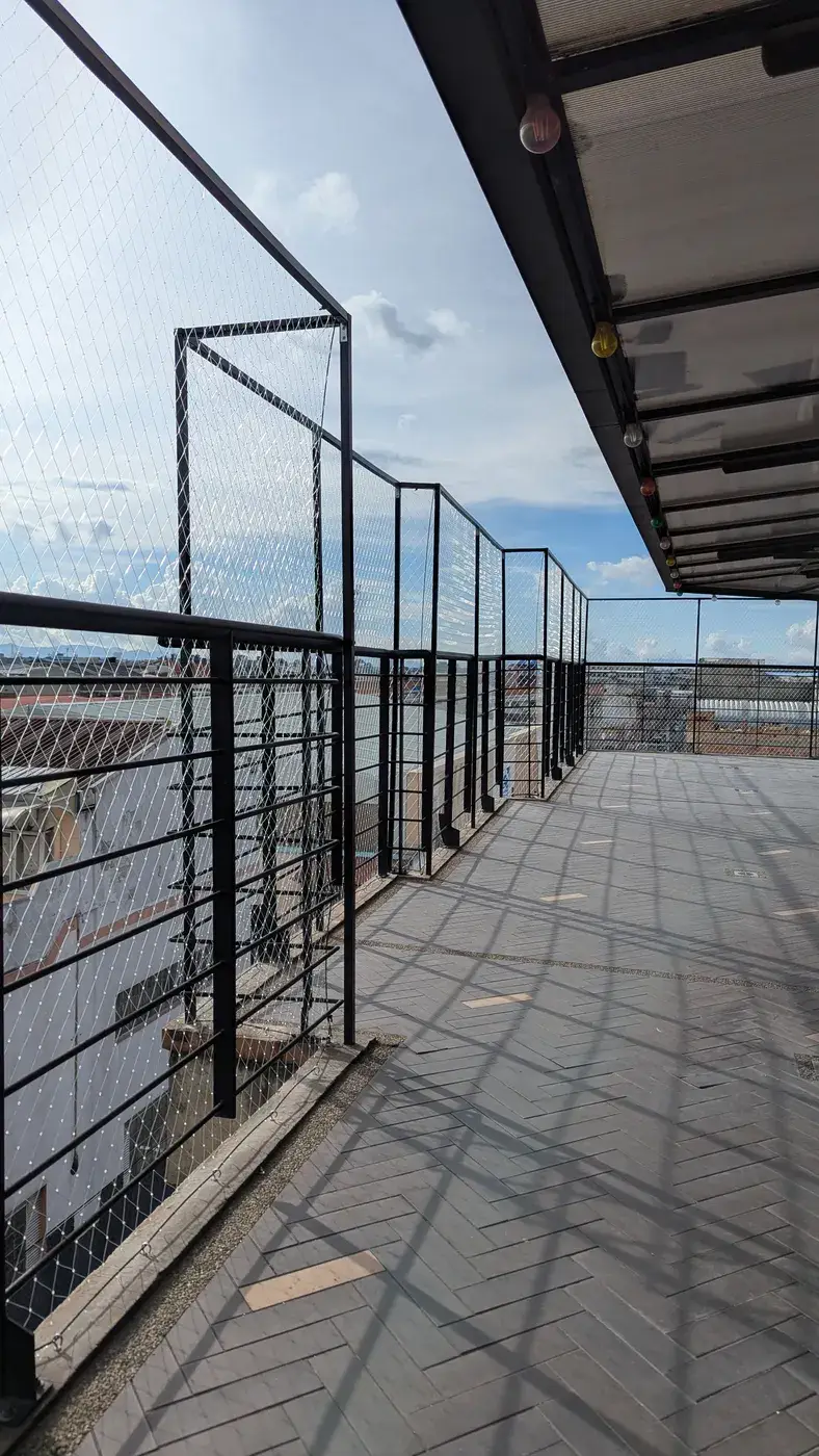 Instalación de malla de seguridad en estructuras metálicas — trabajo real Entre Redes Colombia (5)