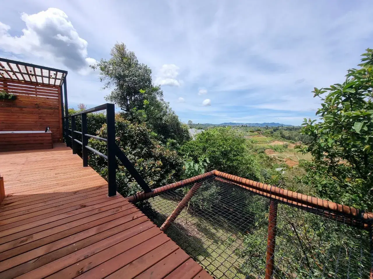 Instalación de malla de seguridad en glamping y zonas de descanso — trabajo real Entre Redes Colombia (2)