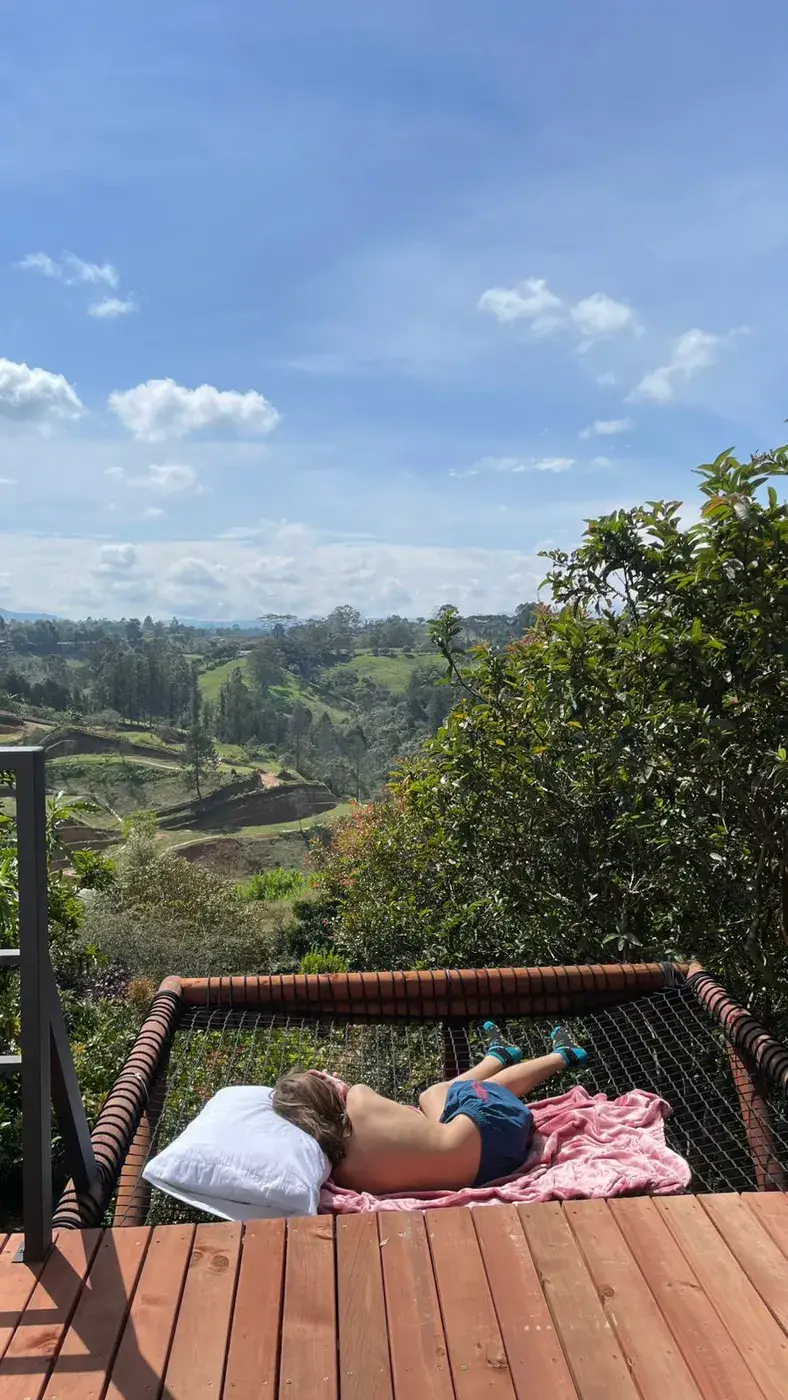 Instalación de malla de seguridad en glamping y zonas de descanso — trabajo real Entre Redes Colombia (3)