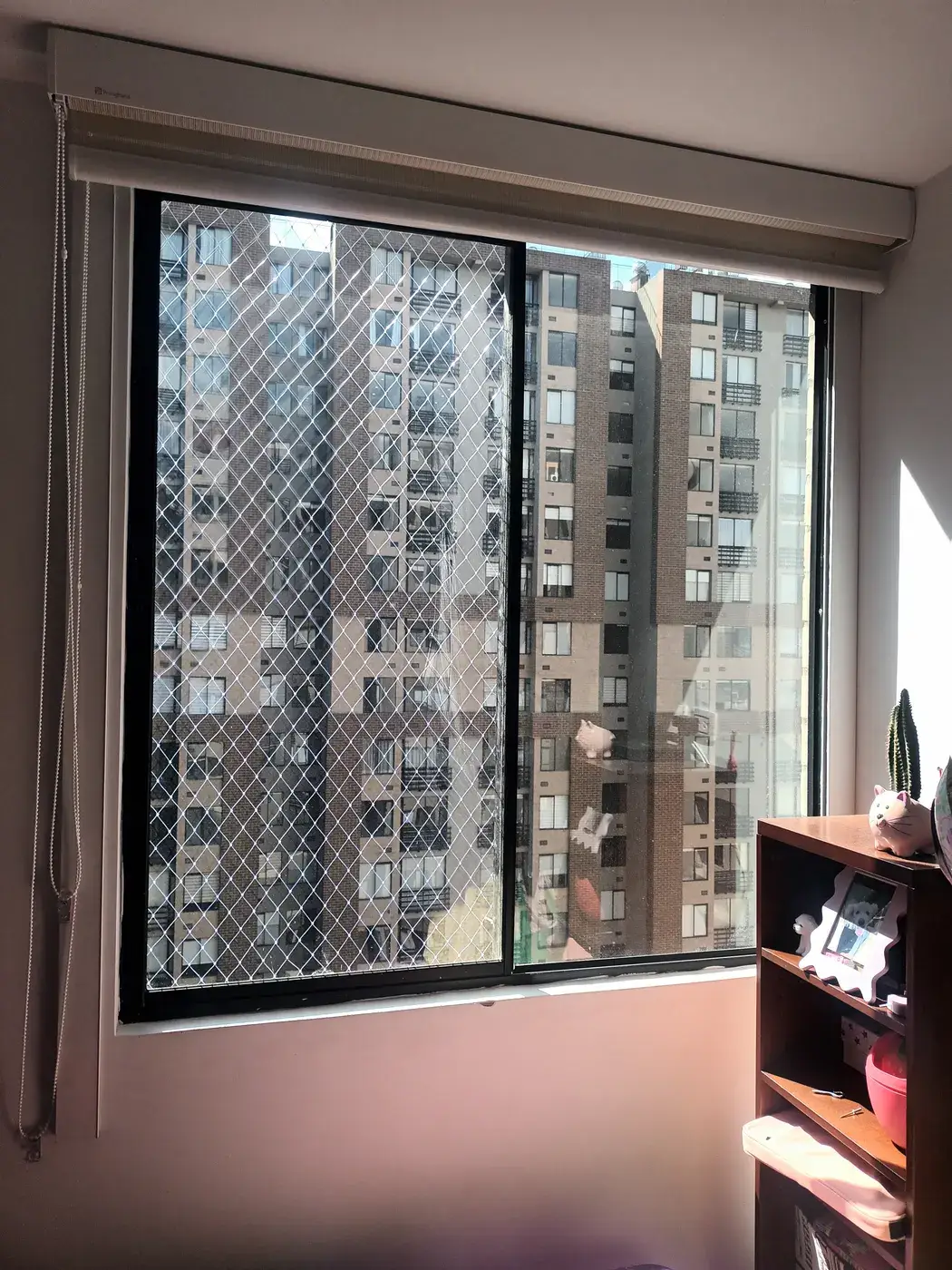 Instalación de malla de seguridad en ventanas — trabajo real Entre Redes Colombia (1)