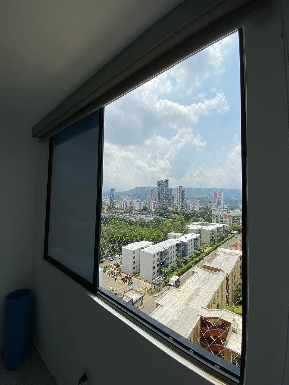 Instalación de malla de seguridad en ventanas — trabajo real Entre Redes Colombia (3)