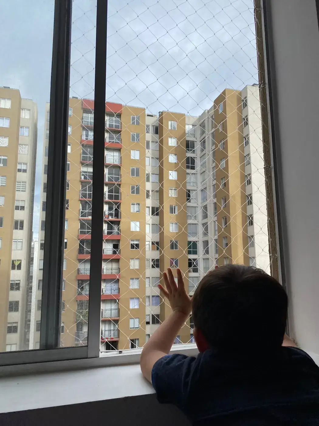 Instalación de malla de seguridad en ventanas — trabajo real Entre Redes Colombia (4)